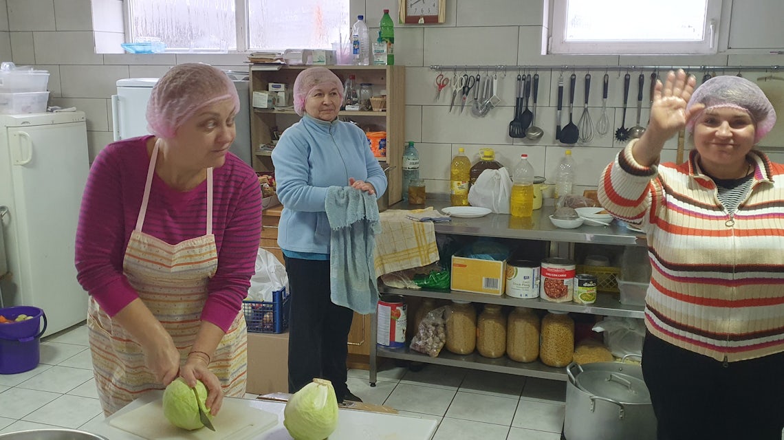 Olga, Svetlana og Anna lager hver dag mat til 70 mennesker.