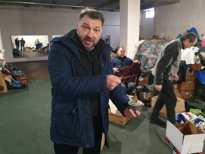 Pastor Tibor i kirkekjelleren der Yuri og Valery pakker klær og rasjoner til flyktningene.