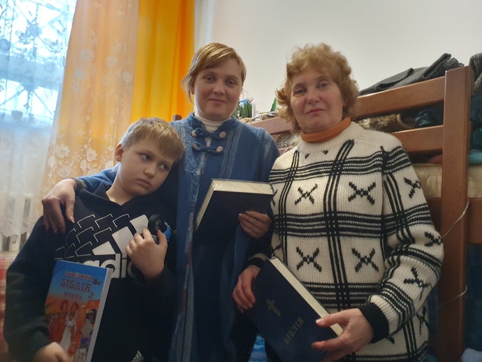 Gutten Bohan, hans mor Yana og bestemor Marharyta i sitt lille værelse i pinsekirken i Lviv.