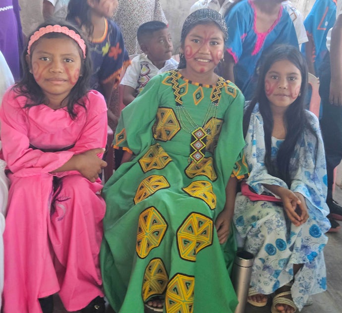 Wayuu-jenter med tradisjonell klesdrakt og ansiktsmaling.