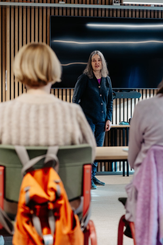 Bibelselskapets Anne Kristin Aasmundtveit under instruktør-kurs i Bibelsporet i Møre bispedøme.