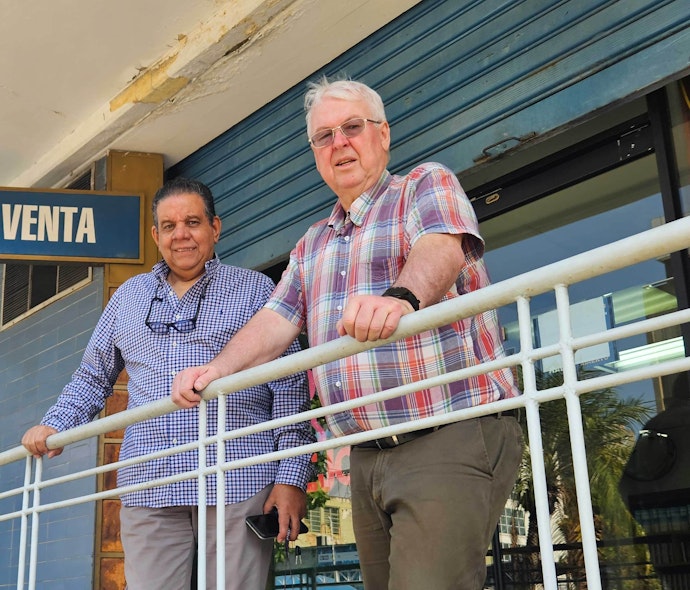 Generalsekretær Baudilio Hurtado og internasjonal leder Bernt G. Olsen ved inngangsdøren til Det venezuelanske bibelselskapet i utkanten av Caracas sentrum, hovedstaden i Venezuela.
