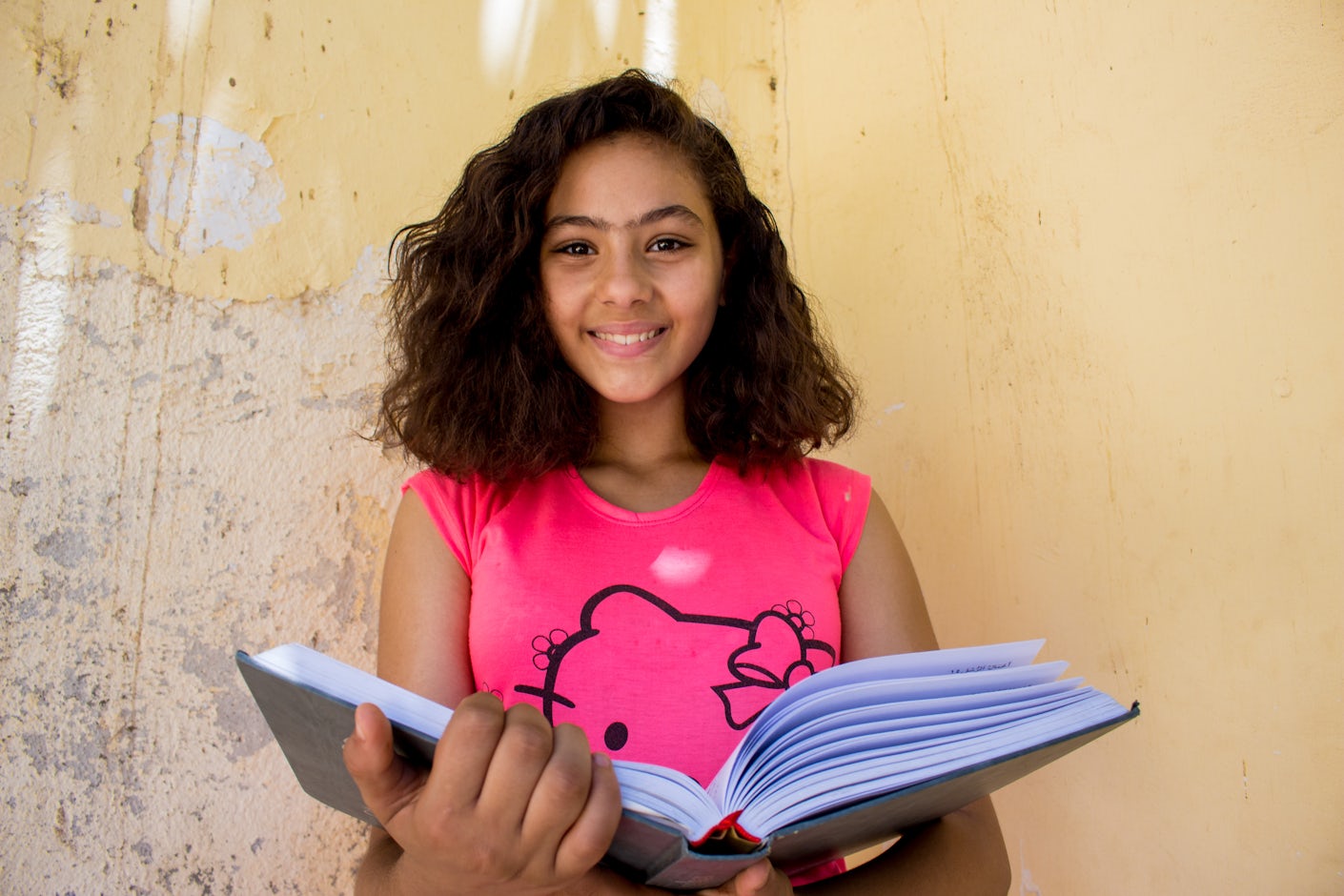 Maryam, en egyptisk jente holder en åpen barnebibel