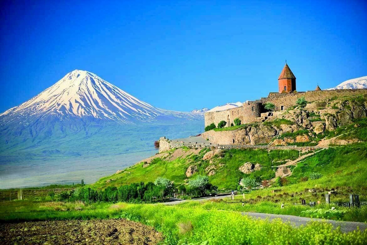 Landskap fra Armenia med klosteranlegg og Ararat-fjellet i bakgrunnen