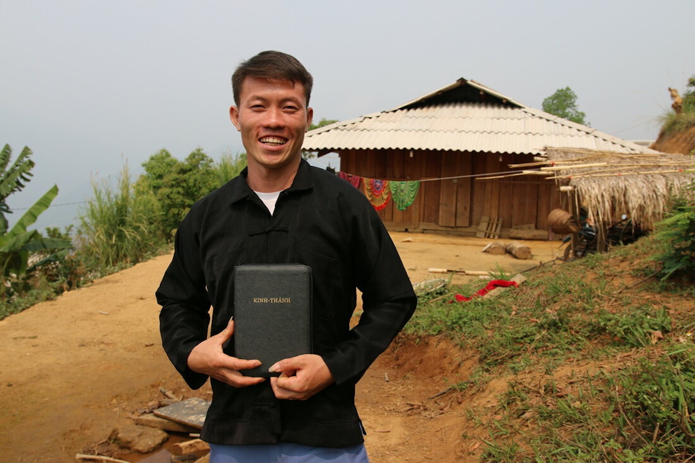Danny fra Vietnman står med en bibel i hånda