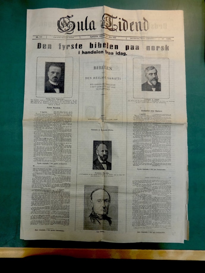 Førstesida av Gula Tidend 15. juli 1921 med overskrifta «Den fyrste bibelen på norsk – i handelen fraa i dag».