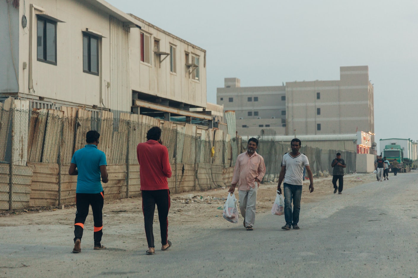 Ei støvete gate mellom arbeidarbrakkene i byen Askar på Bahrain.