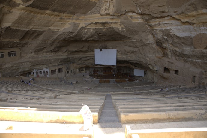 Motiv frå den største kyrkja i Midtausten - grottekyrkja i Mokkatam med 20 000 sitteplassar.