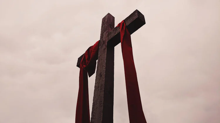 Kors med bannere i skarlagenrødt