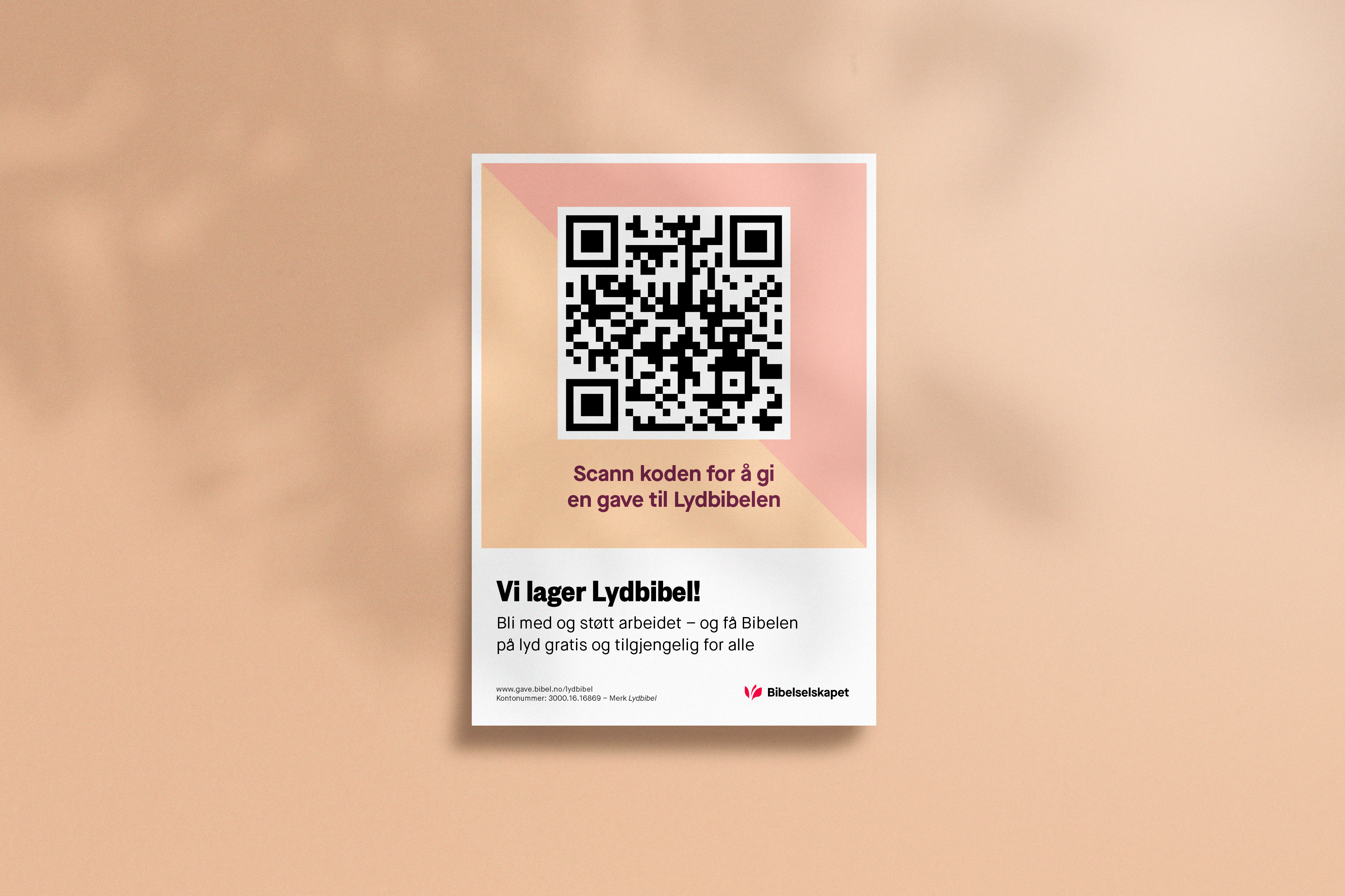 Bildet viser en plakat som sier "vi lager lydbibelen" og med en QR-kode til å gi gave.