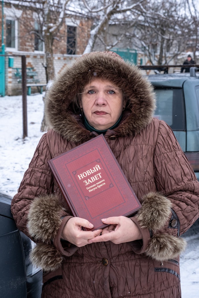 Bystyremedlem Olena med en bibel hun har fått av Bibelselskapet.