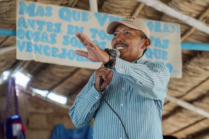 Pastor Josué forretter for sin menighet i Maracaibo-distriktet.