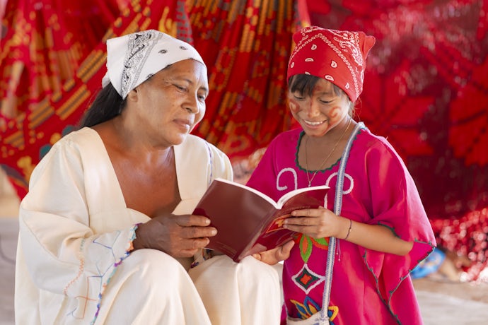 Mor og datter fra det venezuelanske wayuu-folket studerer sitt nytestamente.