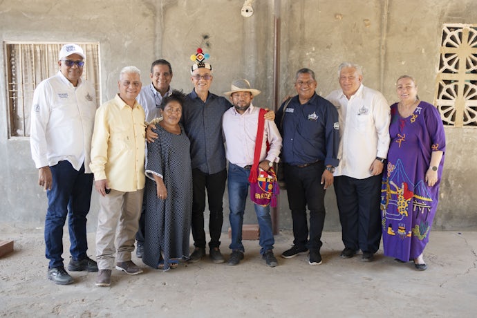 Generalsekretær Baudilio Hurtado flankert av styreleder Lacenere og representanter for Casa Adonay-kirken i Maracaibo.