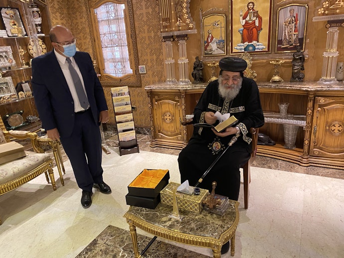 Generalsekretær Amir Elhamy i Det egyptiske bibelselskapet saman med pave Pave Tawadros II.