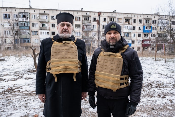 Fungerende styreleder fader Vasyl (t.v.) og assisterende generalsekretær, Anatoliy Raychynets i den krigsherjede Donbas-regionen.