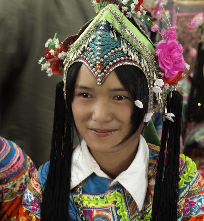 Ung kvinne frå Lisu-folket i tradisjonell drakt