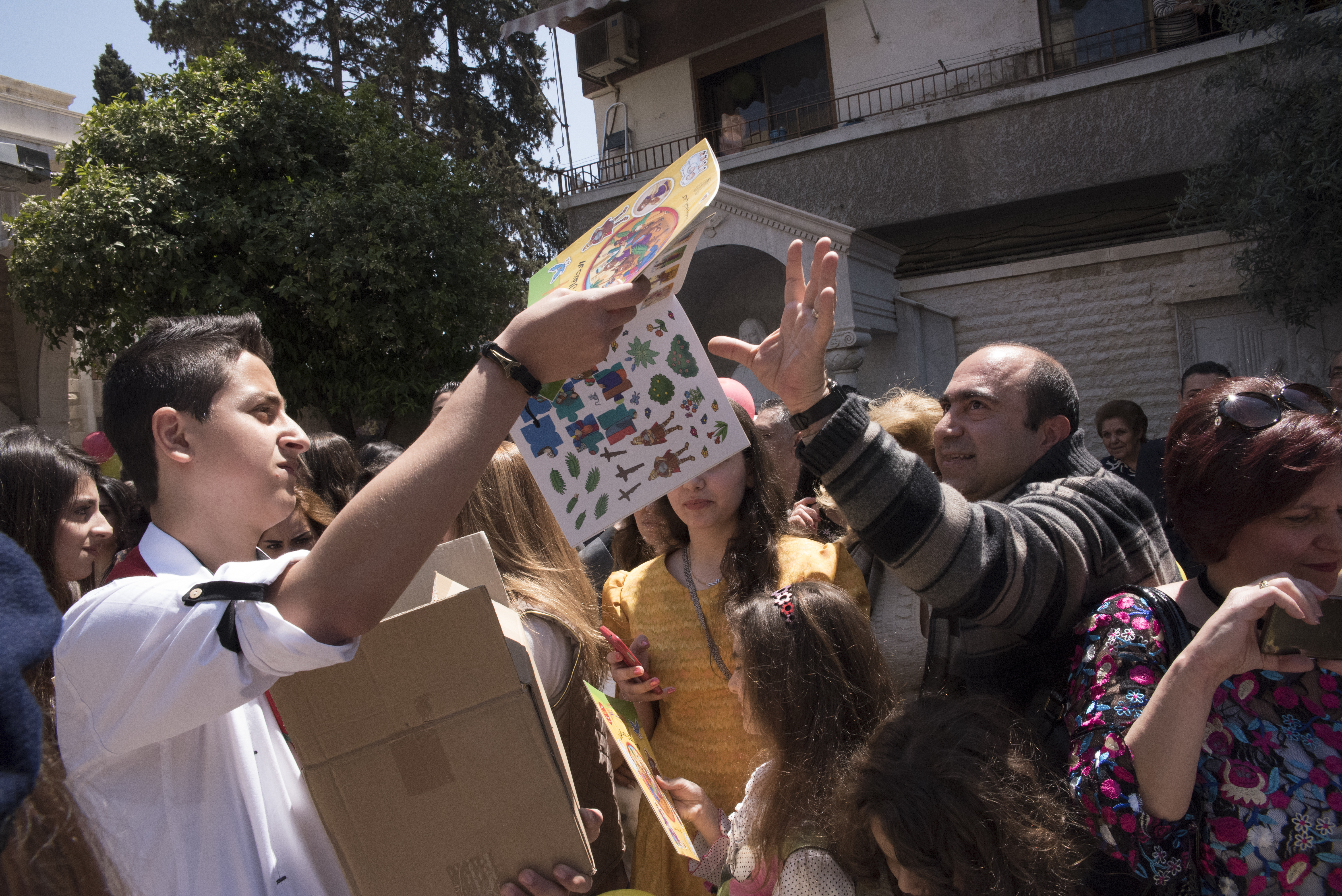 Utdeling av påskehefter.