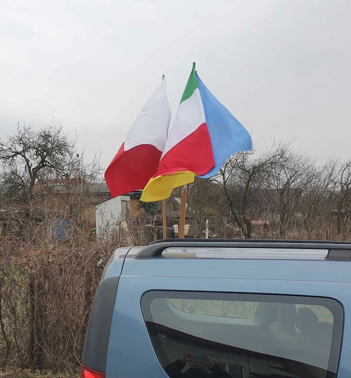 Utenfor barnehjemmet vaier det ukrainske, det polske og det italienske flagget.