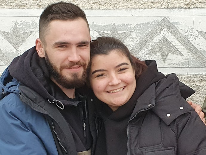 Krigen brakte barn og unge fra senteret «Fredens ark» på flukt til Polen, så til i Italia. Nå er de tilbake i Ukraina, i relativ trygghet. Galina (19) har her funnet kjærligheten med Ivan (22). Nå skal de gifte seg.