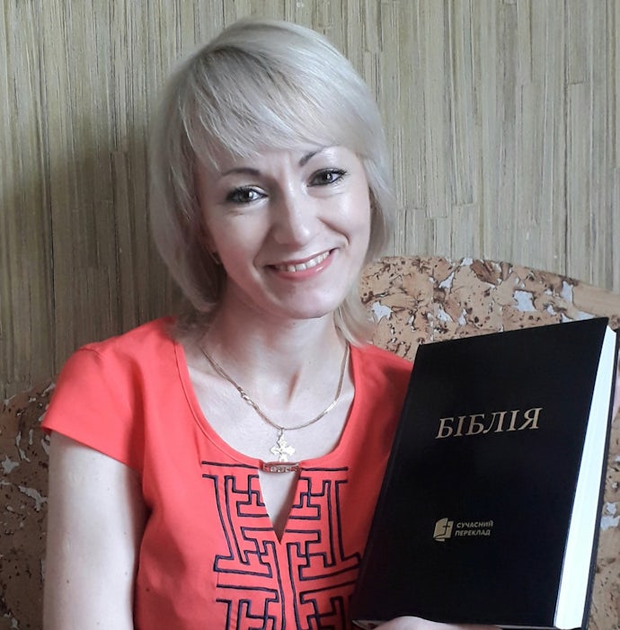 Lyuba med sin nye bibel på moderne ukrainsk.
