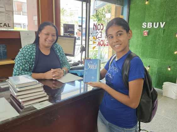 Alanis med Bibelen ho fekk med seg frå Bibelselskapet sin bokhandel i Caracas, Venezuela.