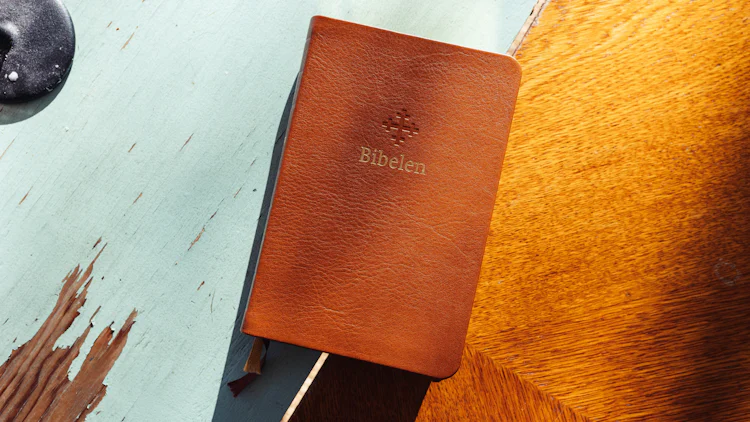 Skinn-bibel på et trebord