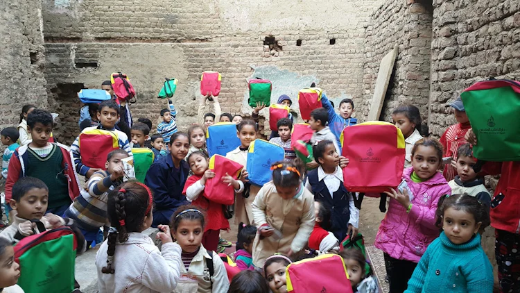 16 500 egyptiske barn fekk i fjor ei «bibelsk julegåve. Her viser nokre av barna i Mokkatam fram gåva dei har fått.