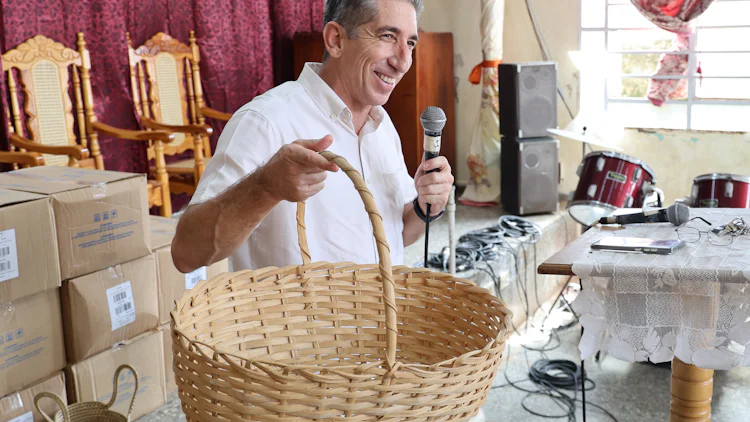 Alain Montano fra Bibelselskapet på Cuba underviser om kurvene med bibler som menighetene er med og deler ut.