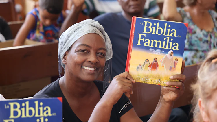 Damaris Reyes Miranda (51) med en familiebibel fra Bibelselskapet. Hun leder barne- og ungdomsarbeidet i adventistkirken i Artemisa, en by ikke langt fra hovedstaden Havanna på Cuba.