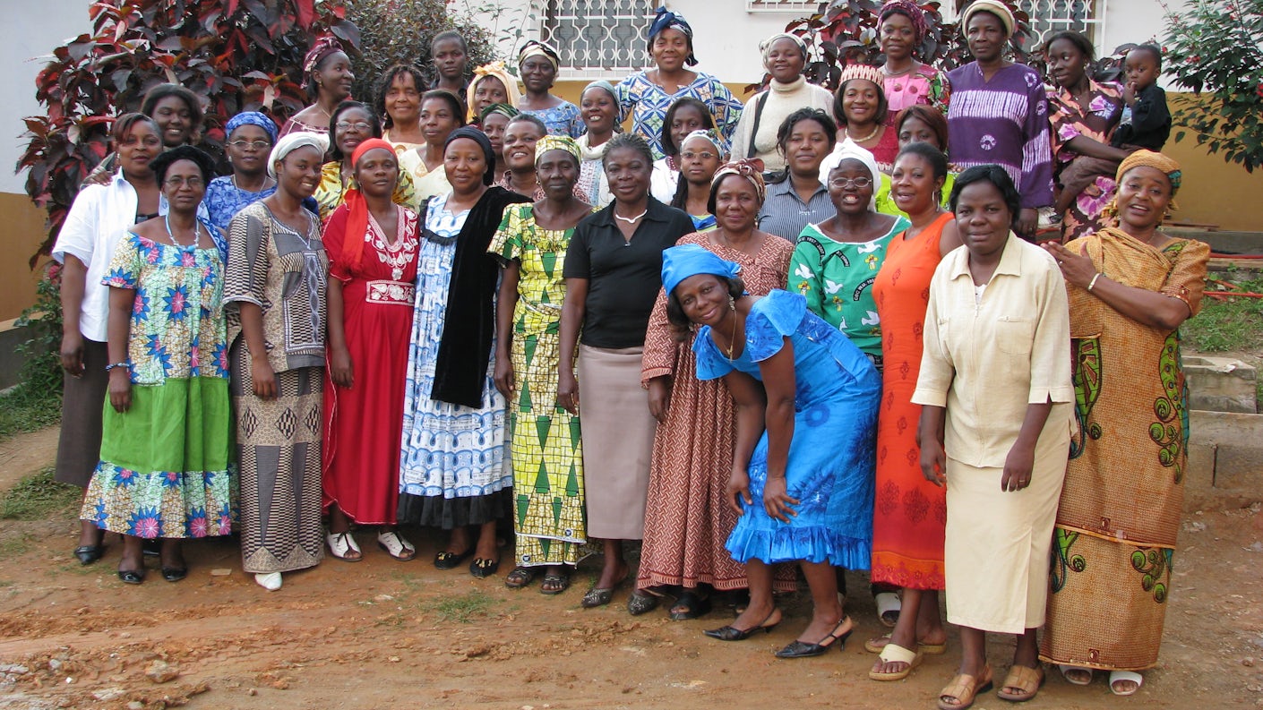 En stor grupper med medarbeidere i prosjektet Esther i Kamerun