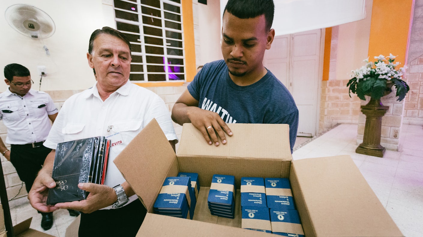 Nytestamenter pakkes ut før utdeling i byen Matanzas på Cuba.