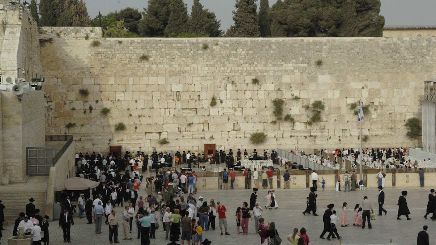 Mennesker forran Vestmuren i Jerusalem