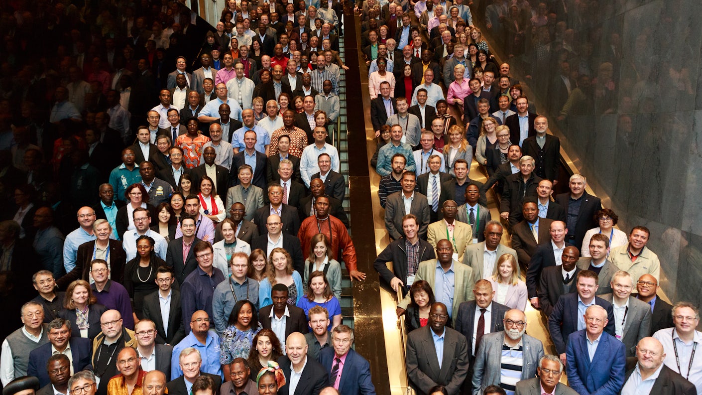 Stor menneskemengde fra alle verdens hjørner i en trapp under De forente bibelselskapers verdenskongress.