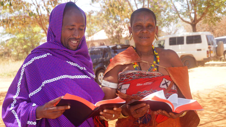 I Tanzania feirer søskenparet Gidufana Gafufen (til venstre) og Udagayda Mudinangi lanseringen av den første bibelen på deres språk, Datooga.