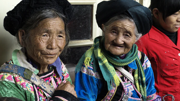 To eldre kvinner frå Lisu-folket i tradisjonelle folkedrakter.