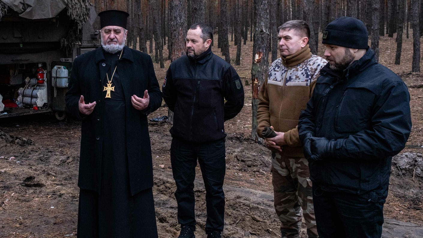 Fader Vasyl og tre øvrige medarbeidere fra Bibelselskapet samlet til bønn i skogen, ved frontlinjene i Ukraina