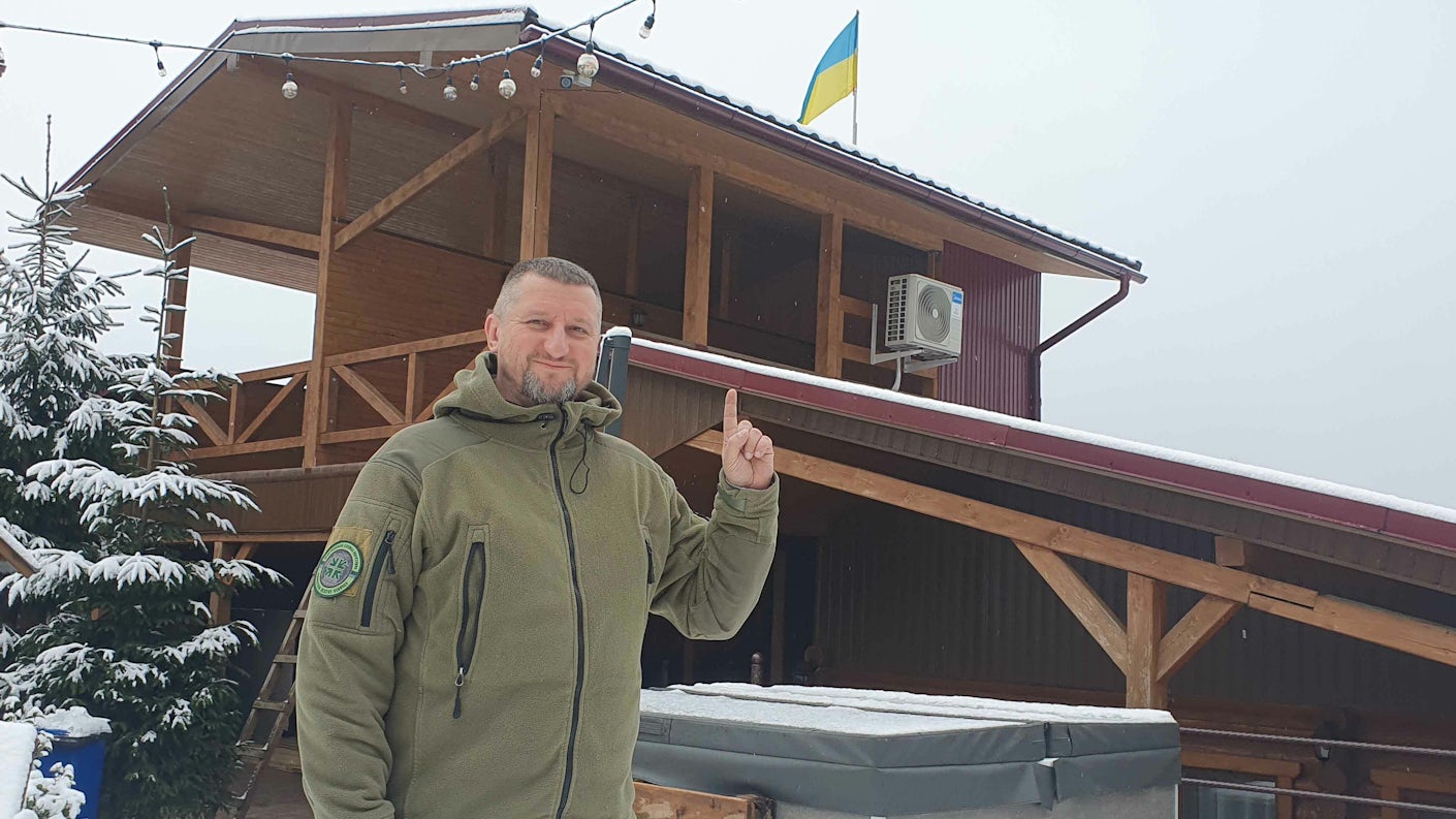Oberst Mykola Korsun utenfor hotellet i Vynohradiv der Victoria samlet sitt team i månedsskiftet januar-februar i år.