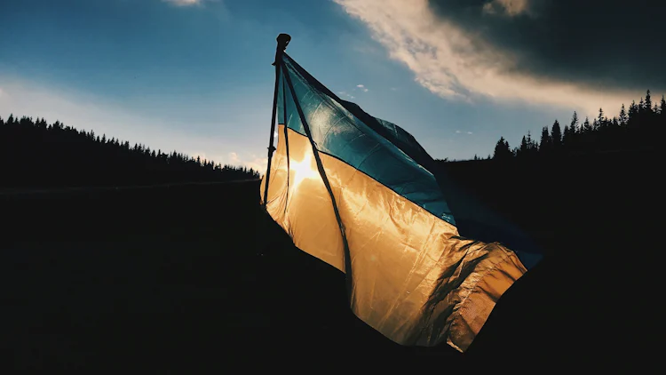 Ukrainsk flagg som vaier i vinden.