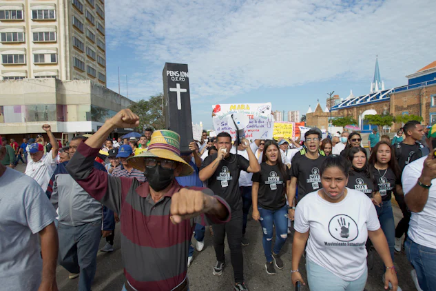 Demonstranter (noen maskerte) i en gate i Maracaibo, Venezuela.