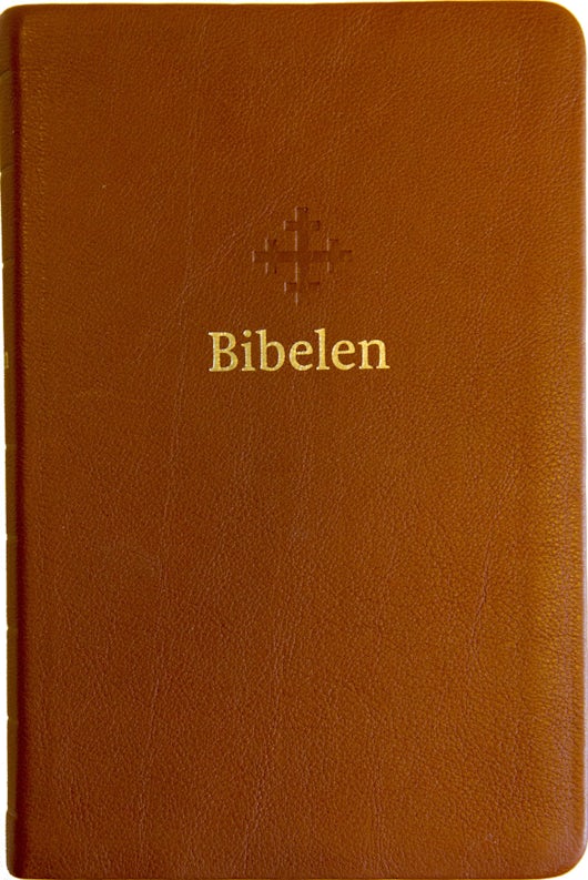 Bibel 2011, mellomstor utgåve i lysbrunt skinn