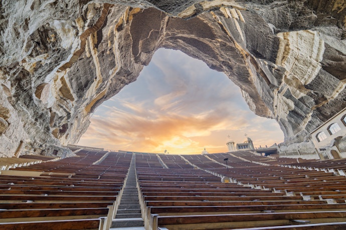 Kloster-katedralen St. Simon er hugget inn som amfiteater i fjellet.